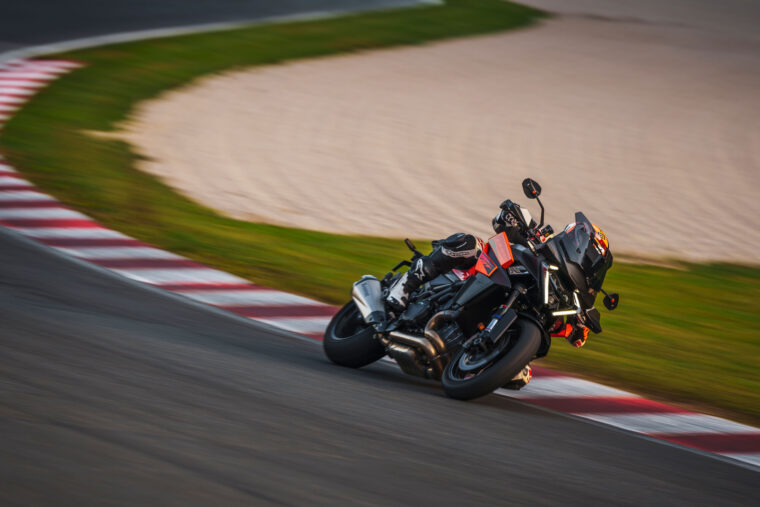 KTM-1390-Super-Duke-GT-2025-accion52