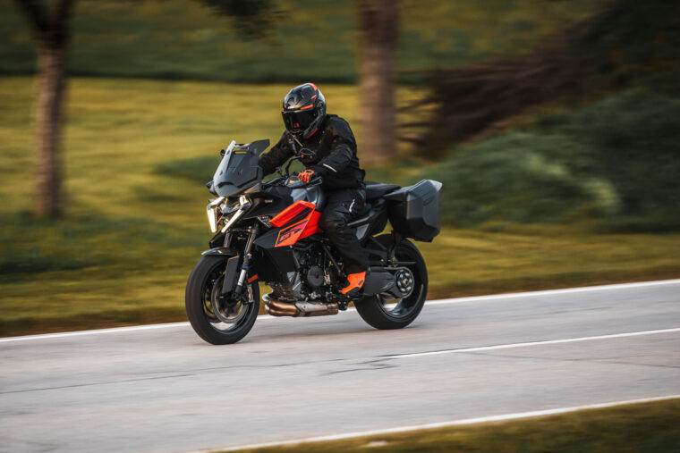 KTM-1390-Super-Duke-GT-2025-accion53