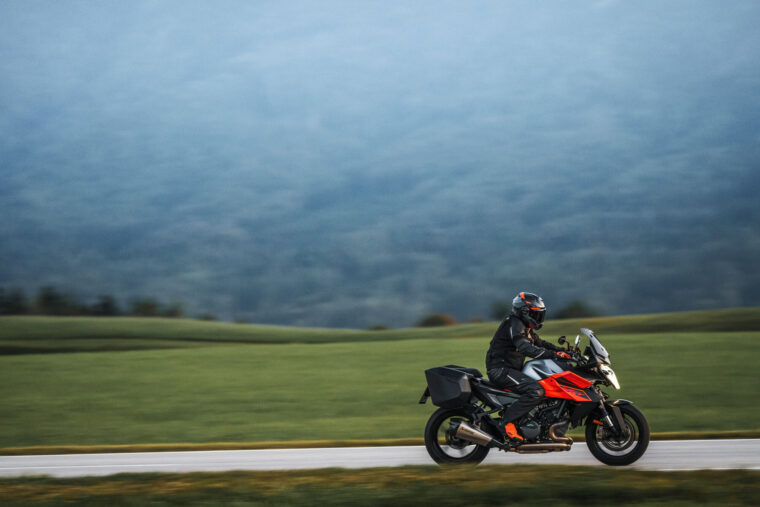 KTM-1390-Super-Duke-GT-2025-accion54