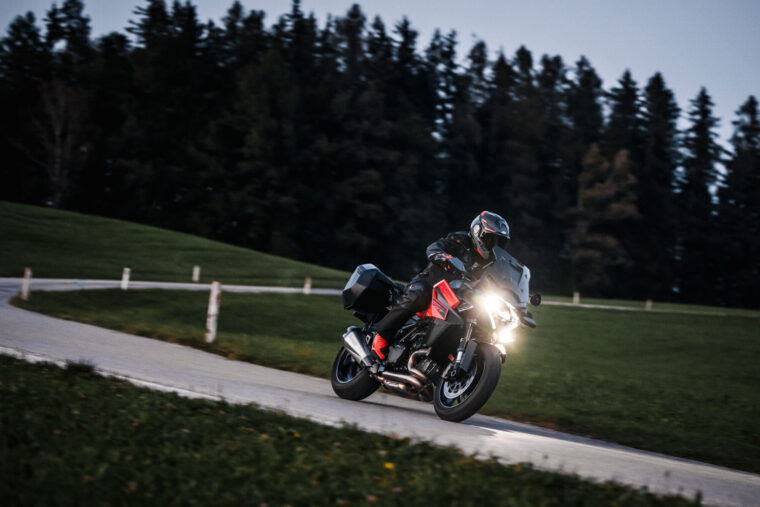 KTM-1390-Super-Duke-GT-2025-accion56