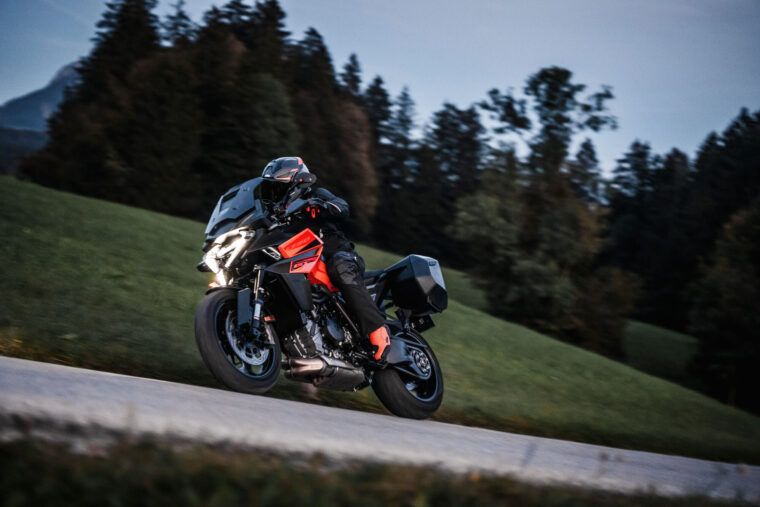 KTM-1390-Super-Duke-GT-2025-accion57