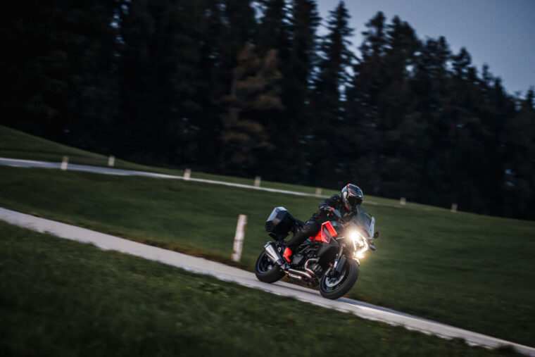 KTM-1390-Super-Duke-GT-2025-accion58