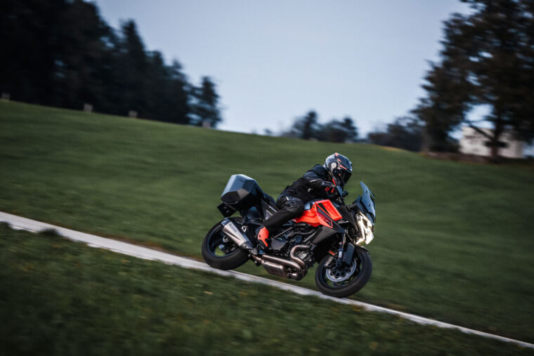 KTM-1390-Super-Duke-GT-2025-accion59