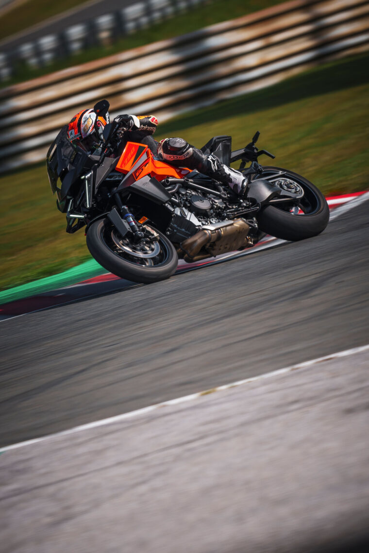 KTM-1390-Super-Duke-GT-2025-accion6