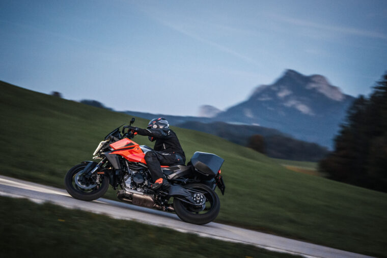 KTM-1390-Super-Duke-GT-2025-accion60