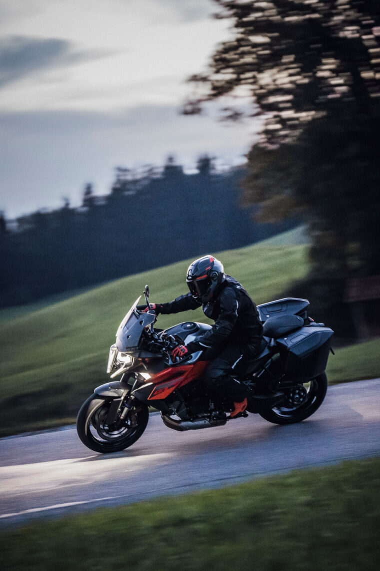 KTM-1390-Super-Duke-GT-2025-accion61