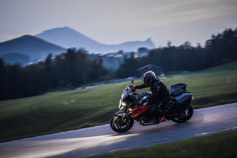 KTM-1390-Super-Duke-GT-2025-accion62