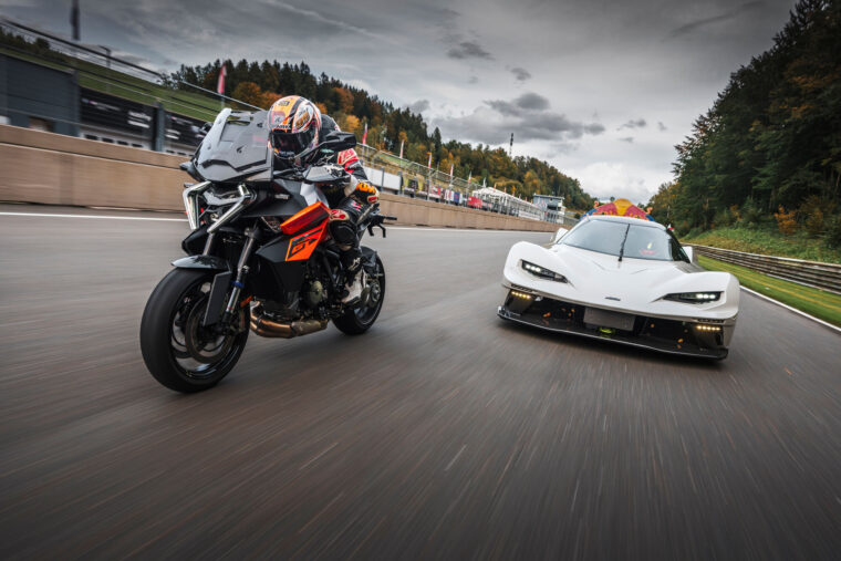 KTM-1390-Super-Duke-GT-2025-accion63