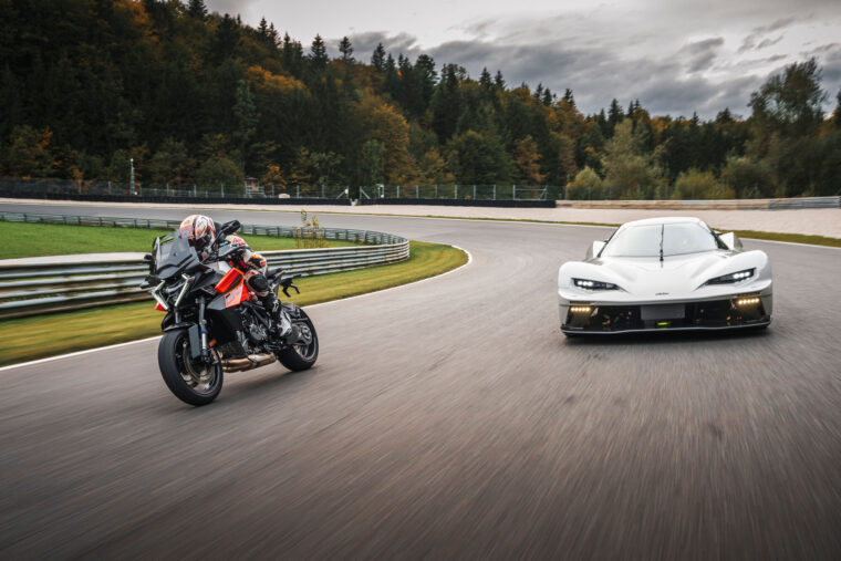 KTM-1390-Super-Duke-GT-2025-accion64