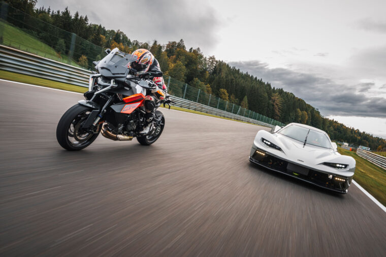 KTM-1390-Super-Duke-GT-2025-accion65