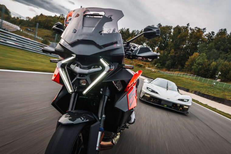KTM-1390-Super-Duke-GT-2025-accion66