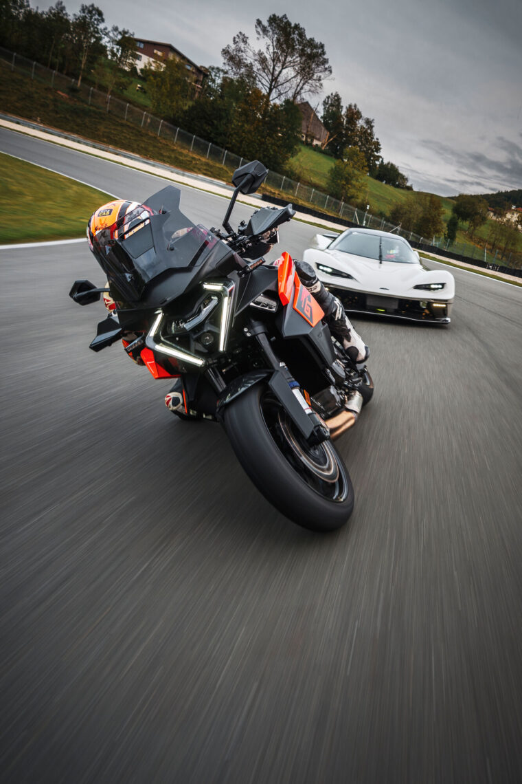 KTM-1390-Super-Duke-GT-2025-accion67