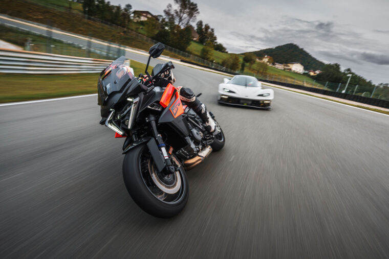 KTM-1390-Super-Duke-GT-2025-accion68