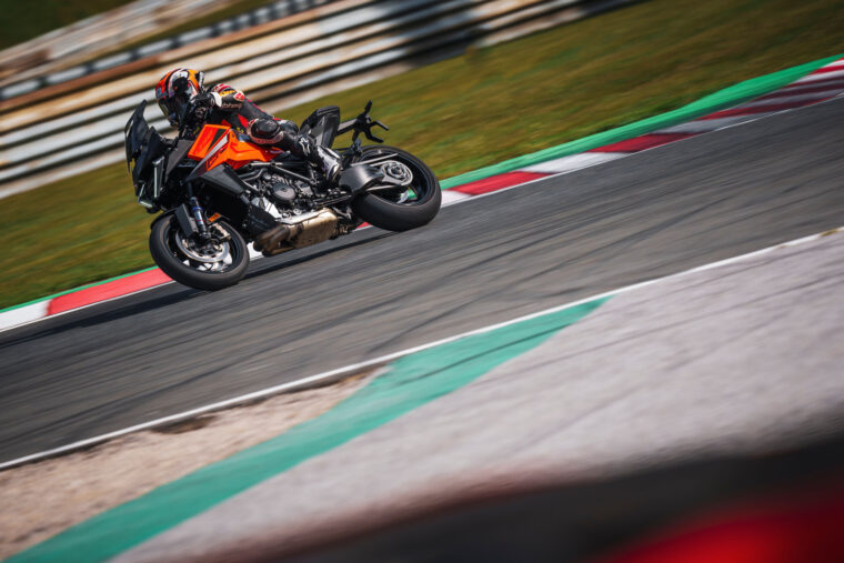 KTM-1390-Super-Duke-GT-2025-accion7