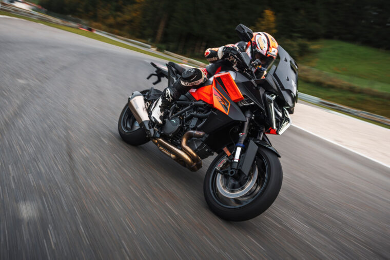 KTM-1390-Super-Duke-GT-2025-accion70