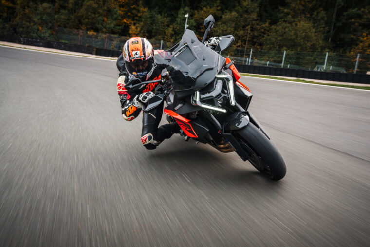 KTM-1390-Super-Duke-GT-2025-accion71