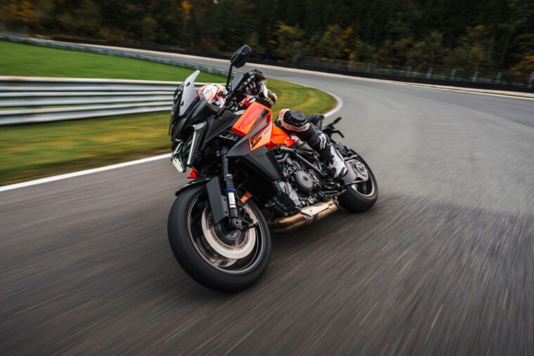 KTM-1390-Super-Duke-GT-2025-accion72