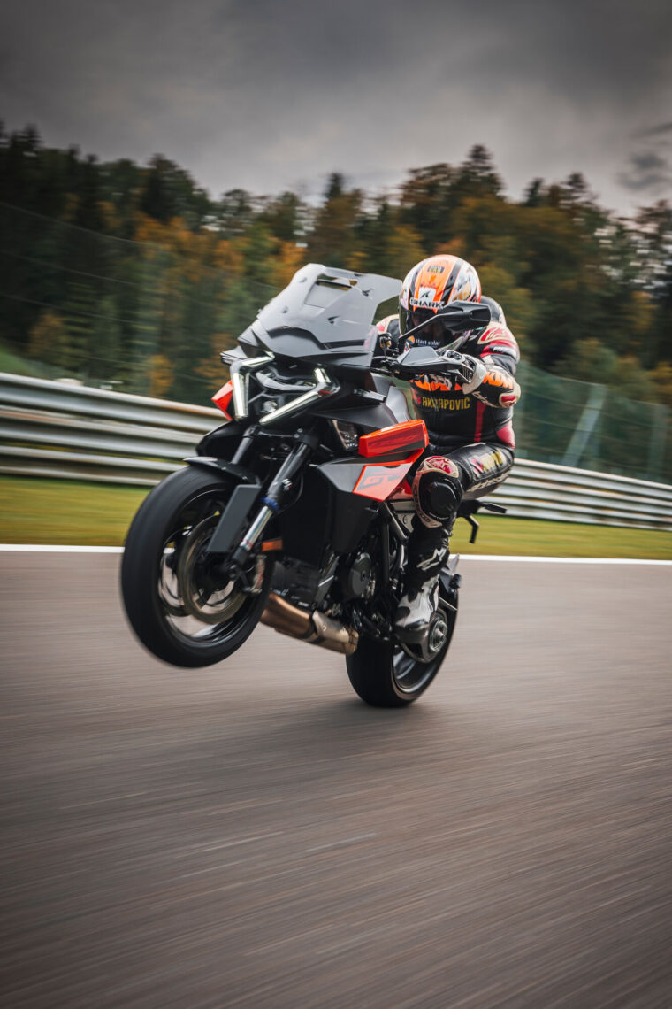 KTM-1390-Super-Duke-GT-2025-accion73