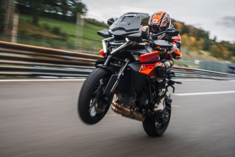 KTM-1390-Super-Duke-GT-2025-accion74