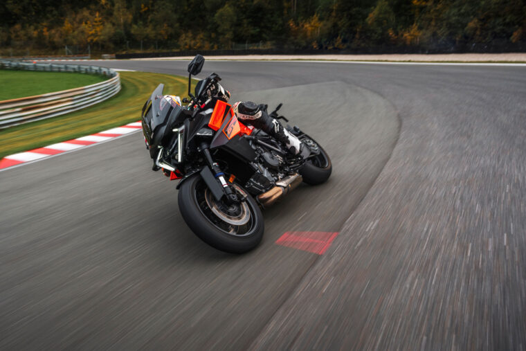 KTM-1390-Super-Duke-GT-2025-accion75