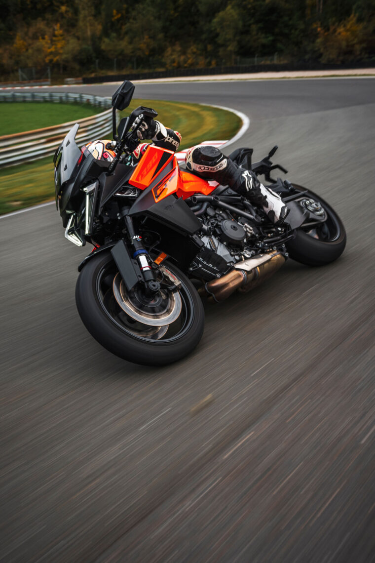 KTM-1390-Super-Duke-GT-2025-accion76