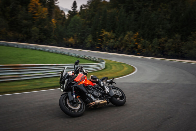 KTM-1390-Super-Duke-GT-2025-accion77