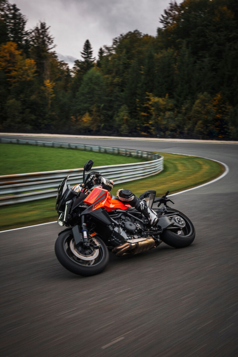 KTM-1390-Super-Duke-GT-2025-accion78
