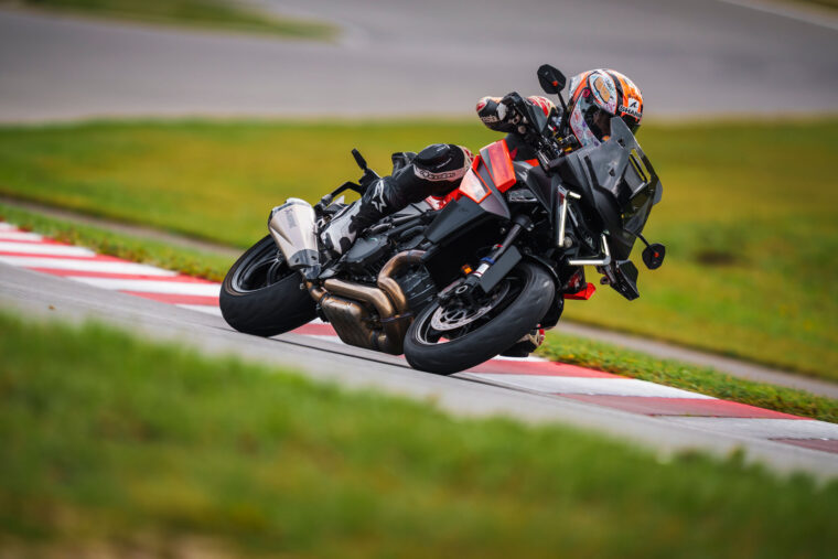 KTM-1390-Super-Duke-GT-2025-accion79