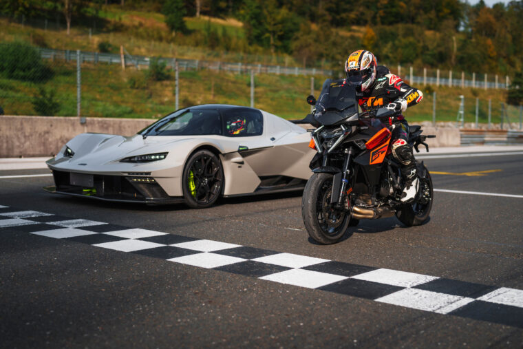 KTM-1390-Super-Duke-GT-2025-accion8