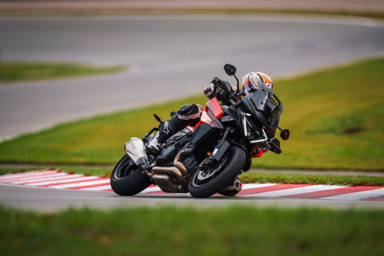 KTM-1390-Super-Duke-GT-2025-accion80