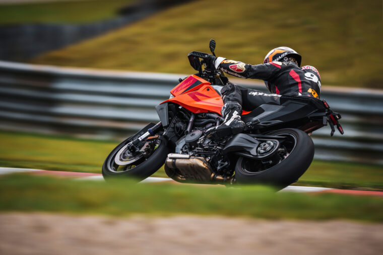 KTM-1390-Super-Duke-GT-2025-accion81