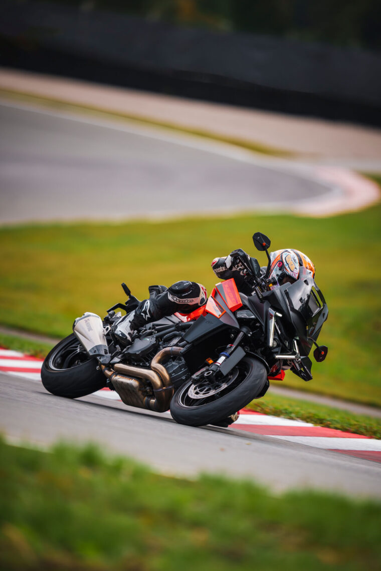 KTM-1390-Super-Duke-GT-2025-accion82