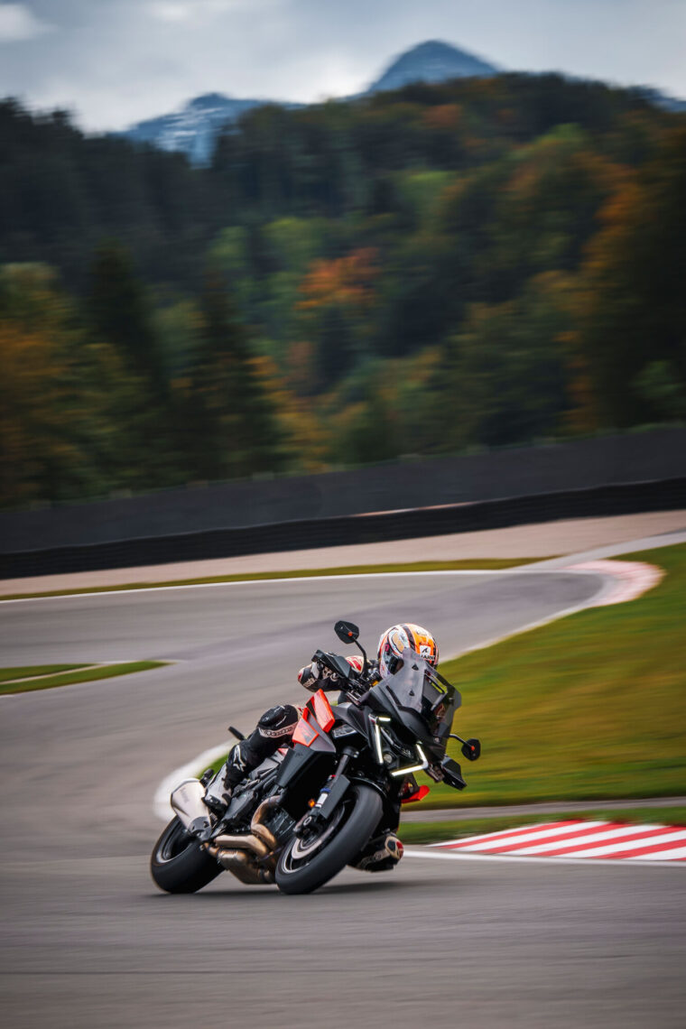 KTM-1390-Super-Duke-GT-2025-accion83