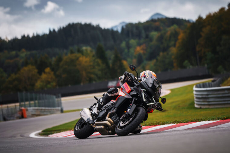 KTM-1390-Super-Duke-GT-2025-accion84