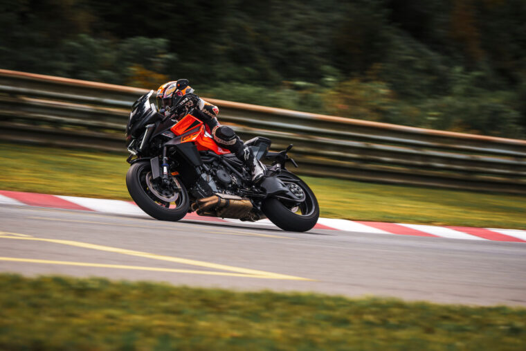 KTM-1390-Super-Duke-GT-2025-accion85