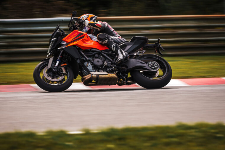 KTM-1390-Super-Duke-GT-2025-accion86