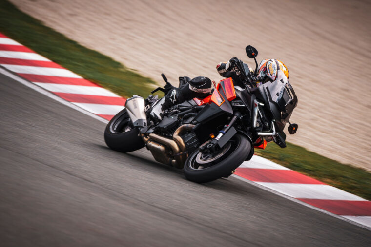 KTM-1390-Super-Duke-GT-2025-accion87