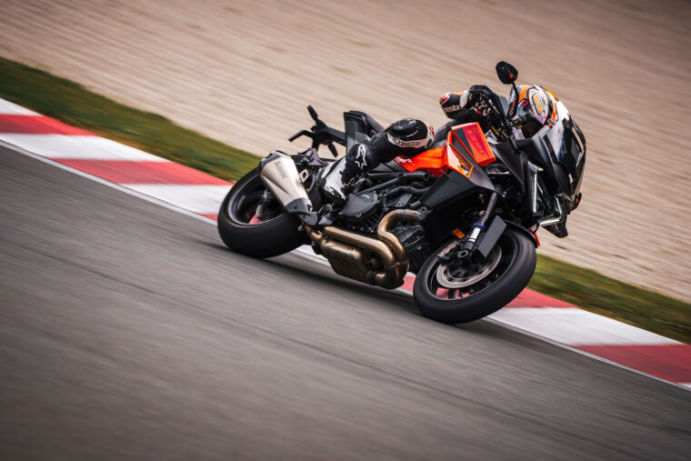 KTM-1390-Super-Duke-GT-2025-accion88