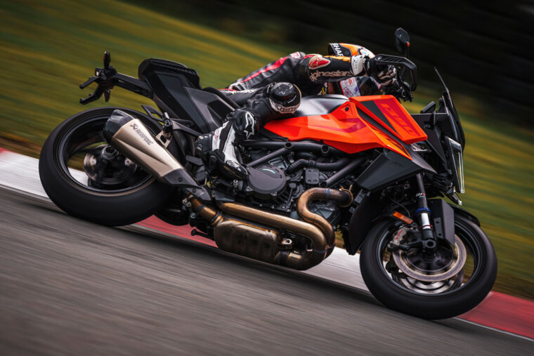 KTM-1390-Super-Duke-GT-2025-accion89