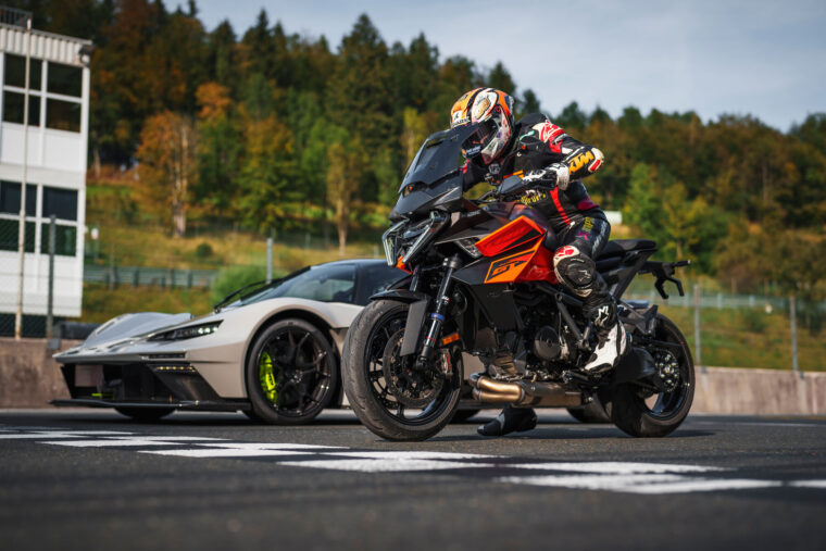 KTM-1390-Super-Duke-GT-2025-accion9