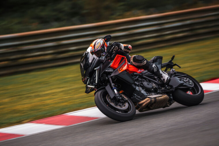 KTM-1390-Super-Duke-GT-2025-accion90