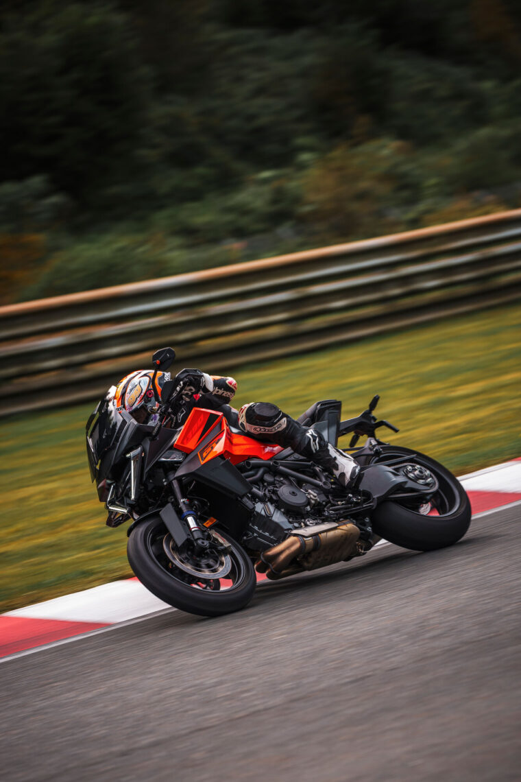 KTM-1390-Super-Duke-GT-2025-accion91