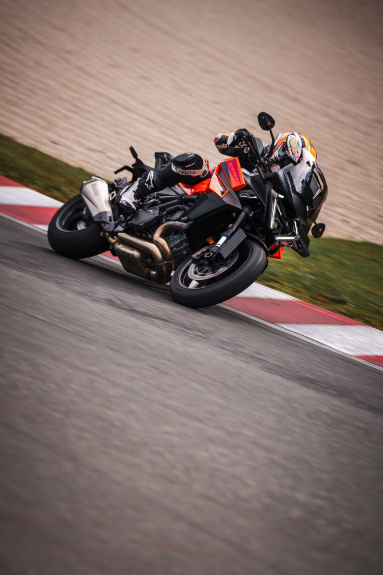 KTM-1390-Super-Duke-GT-2025-accion92