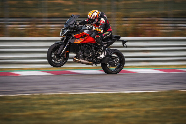 KTM-1390-Super-Duke-GT-2025-accion93