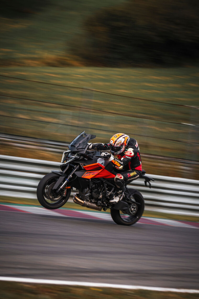 KTM-1390-Super-Duke-GT-2025-accion94