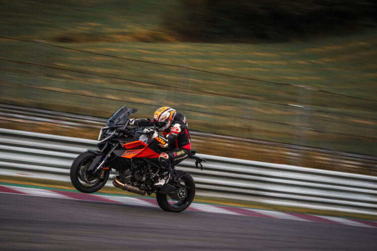 KTM-1390-Super-Duke-GT-2025-accion95