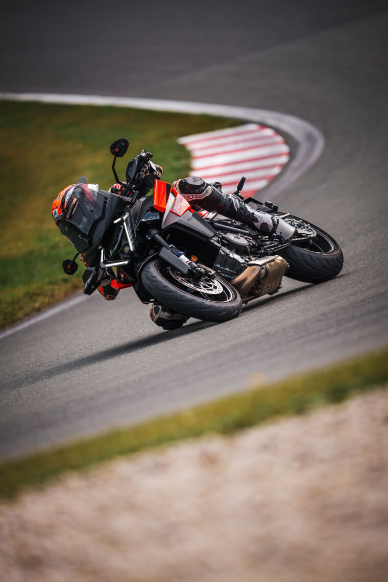 KTM-1390-Super-Duke-GT-2025-accion96