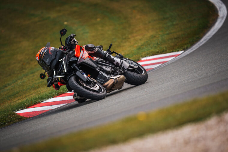 KTM-1390-Super-Duke-GT-2025-accion97