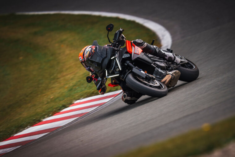 KTM-1390-Super-Duke-GT-2025-accion98