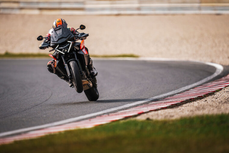 KTM-1390-Super-Duke-GT-2025-accion99